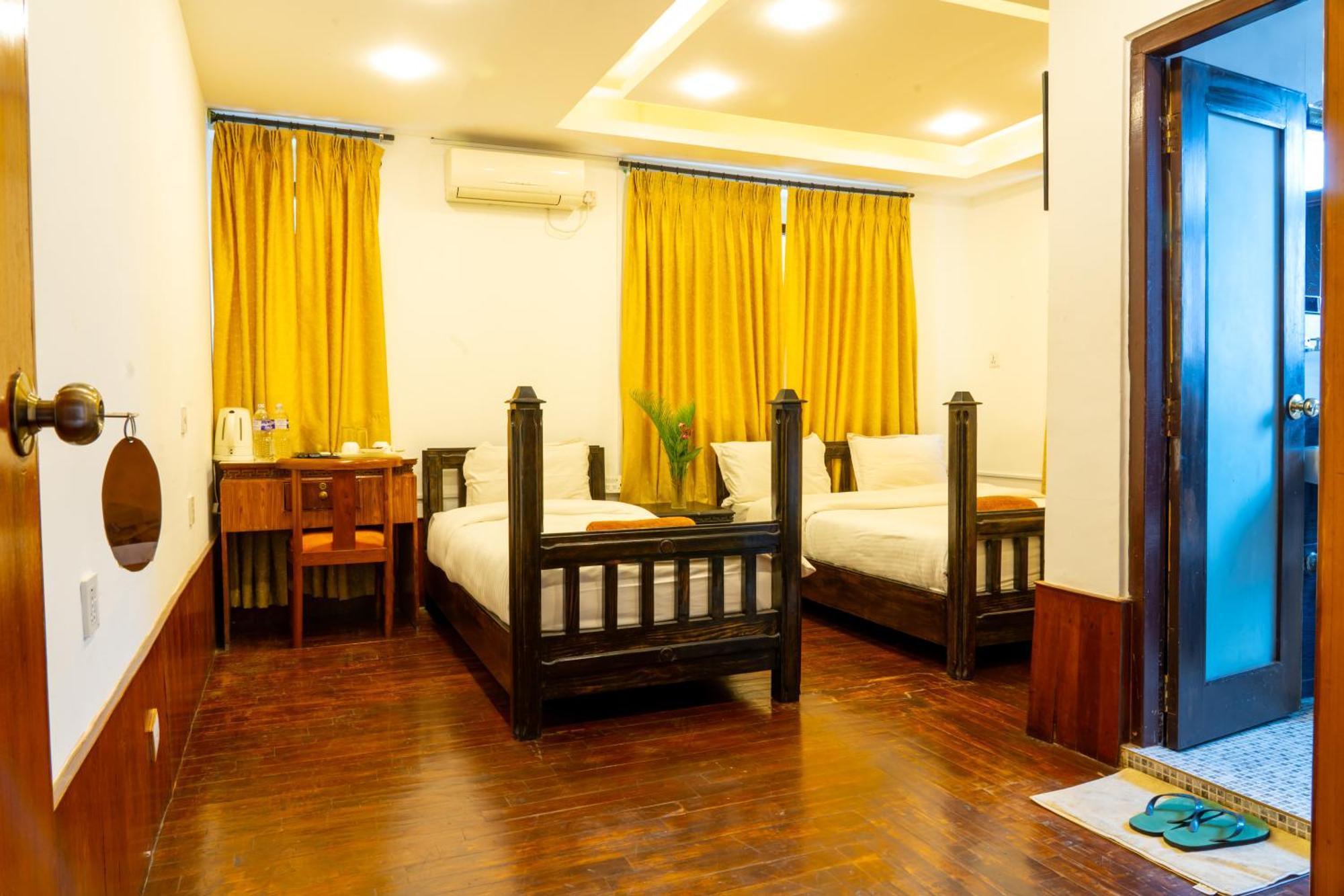 Hotel Ganesh Himal Катманду Екстер'єр фото