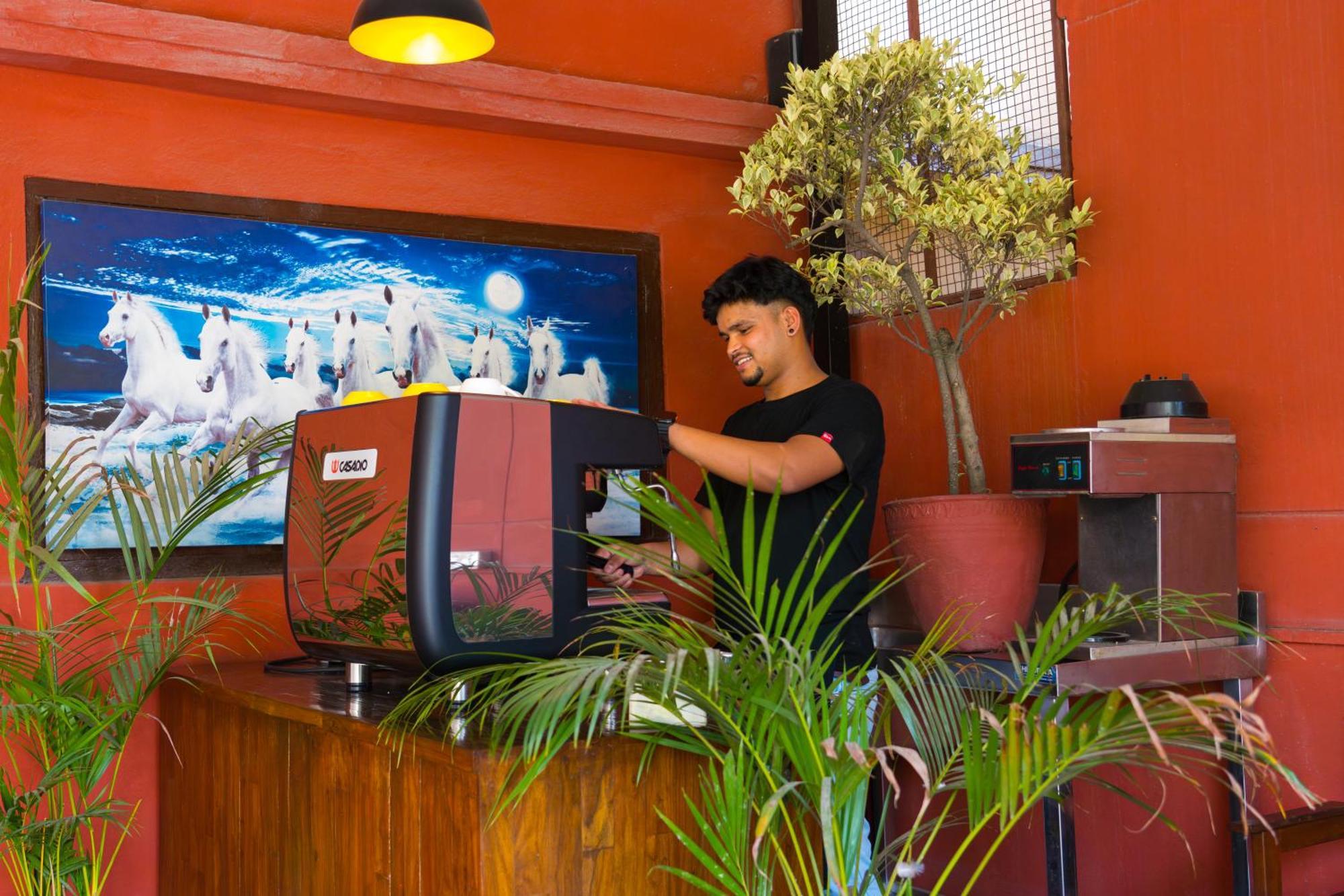 Hotel Ganesh Himal Катманду Екстер'єр фото