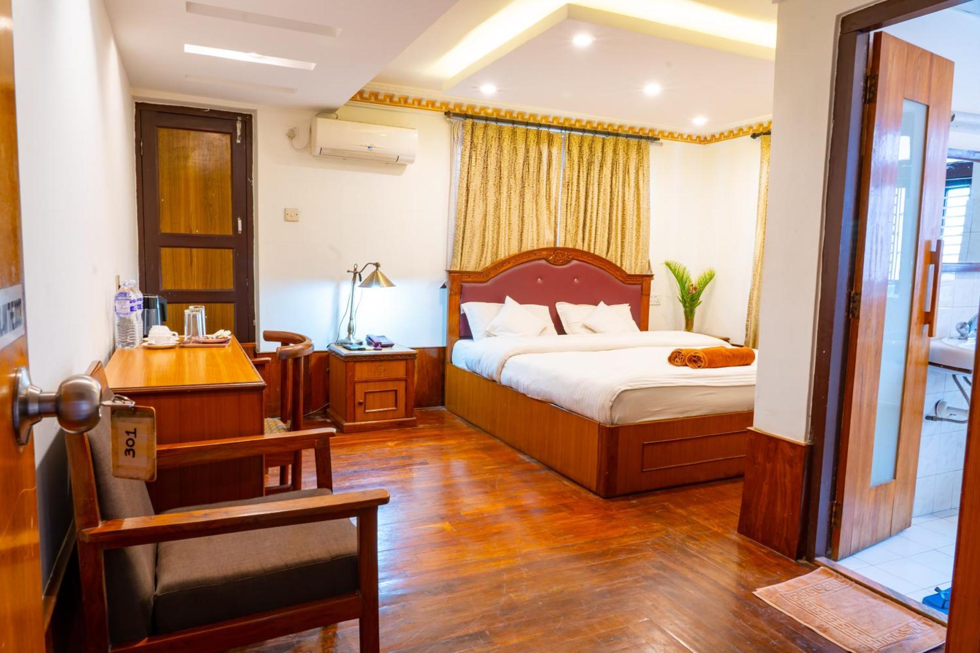 Hotel Ganesh Himal Катманду Екстер'єр фото